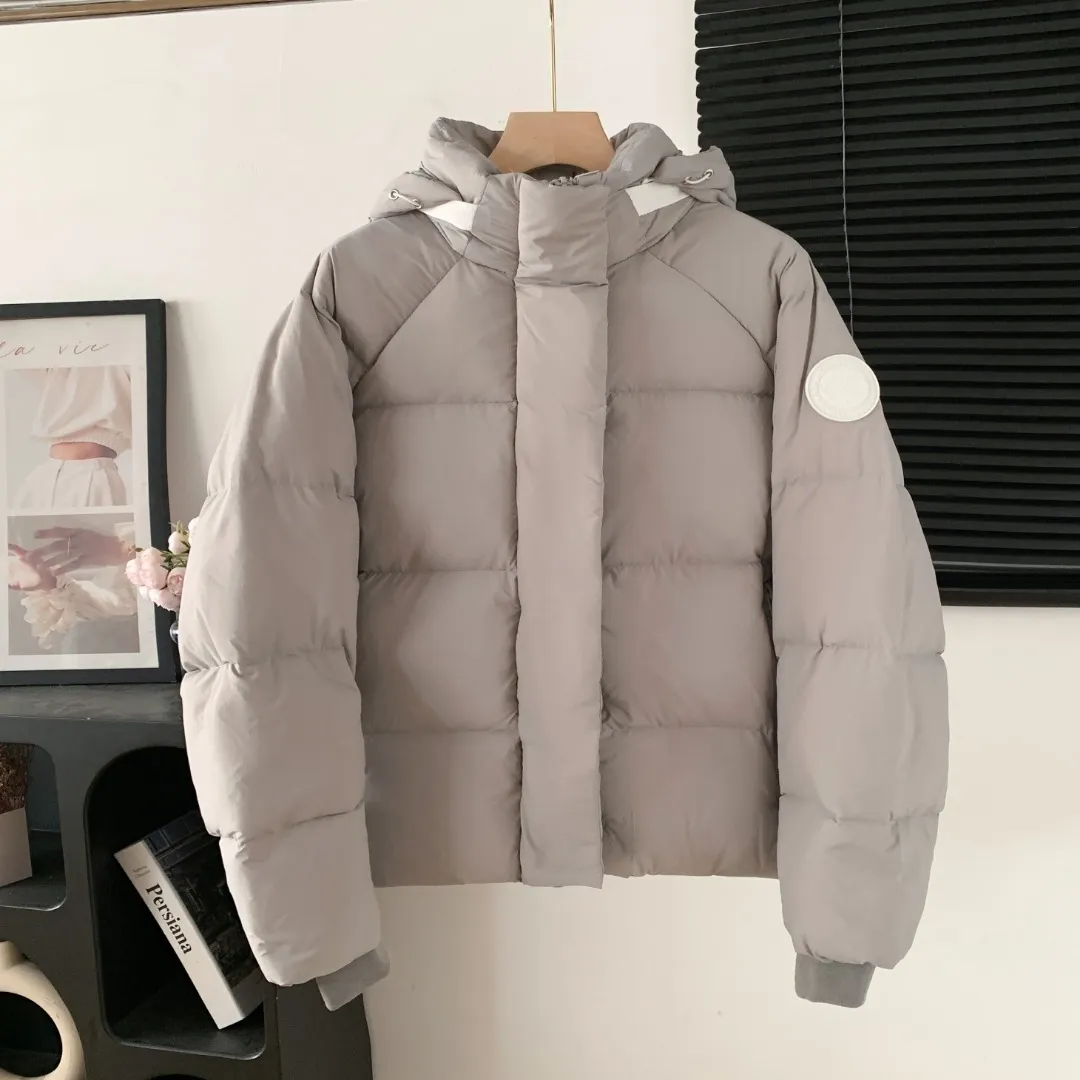 [Moonlight Lime] Style number: Y 109 𝘾𝘼𝙉𝘼𝘿𝘼 𝙂𝙊𝙊𝙎𝙀/Canada Goose 2602LB 1 Capsule Series Macaron Parka Size: XS S M L XL Down: National standard 80% white duck down, light weight and strong warmth retention. Fabric: Made of soft Endura Luxe fabric and CORDURA imported from Du Pont Company of the United States, which enhances the durability of easy-to-wear parts, is lightweight and durable; the inner liner is made of T anti-velvet gallbladder, which is comfortable, soft and non-velveting.